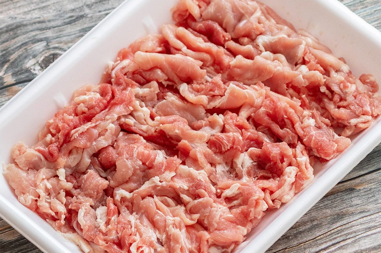 トレーに盛られた薄切り肉。
