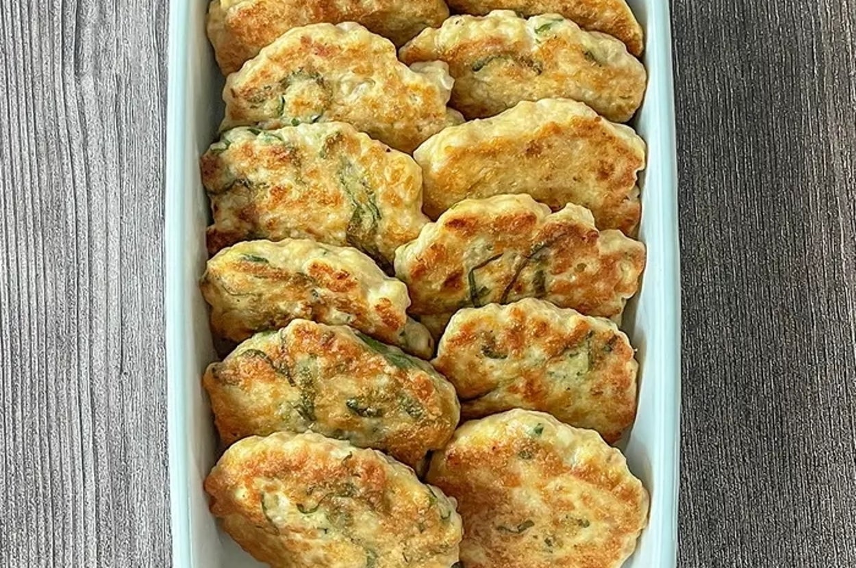 白い容器に盛られた、豆腐と大葉のつくねが並んでいます。