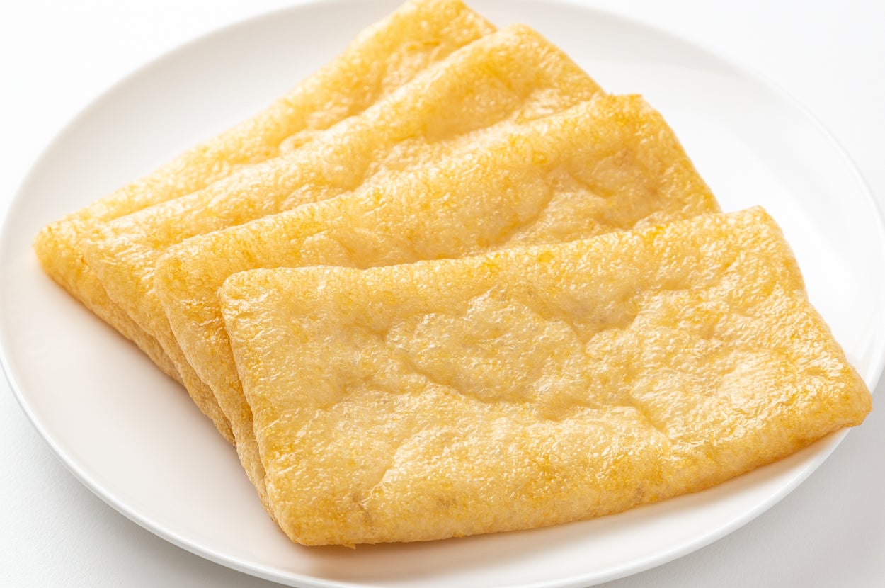 白い皿にのった３枚の揚げた豆腐。