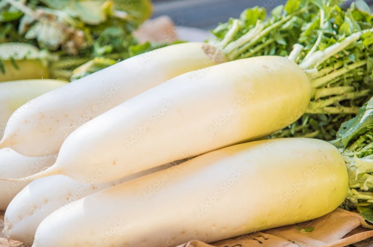 新鮮な大根が数本、葉を付けたまま無造作に並べられている。