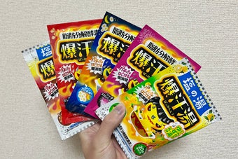 手に持たれている5種類の日本のお菓子のパッケージ。それぞれ異なる味が描かれている。