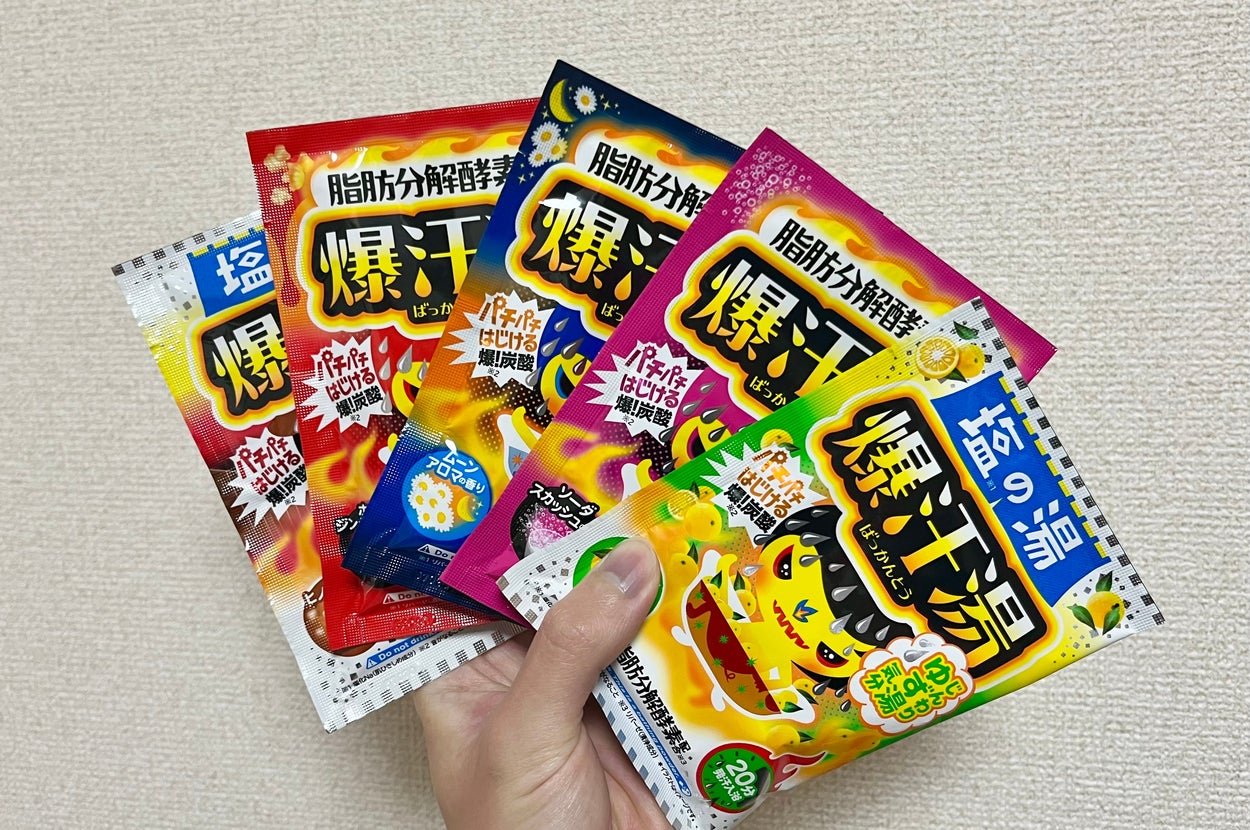 手に持たれている5種類の日本のお菓子のパッケージ。それぞれ異なる味が描かれている。