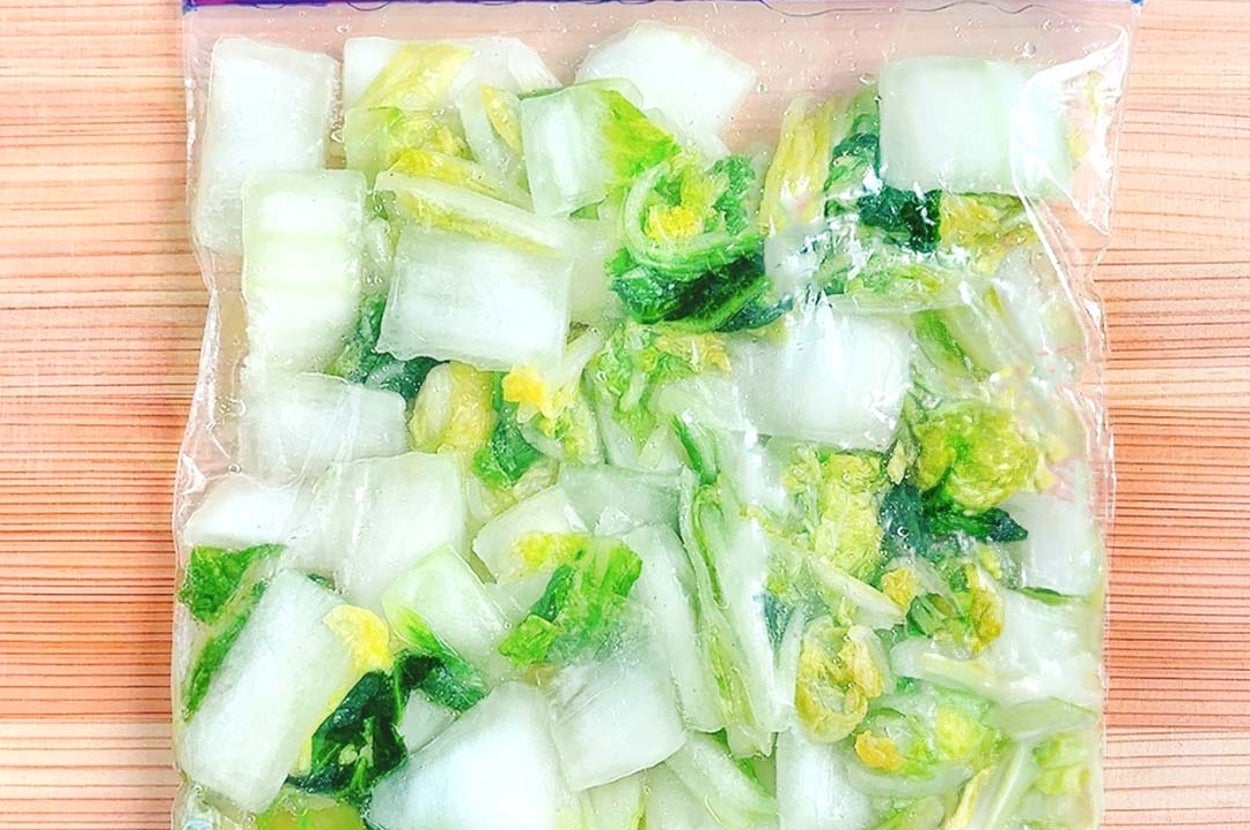 プラスチックのジッパーバッグに入ったカットされた冷凍野菜。