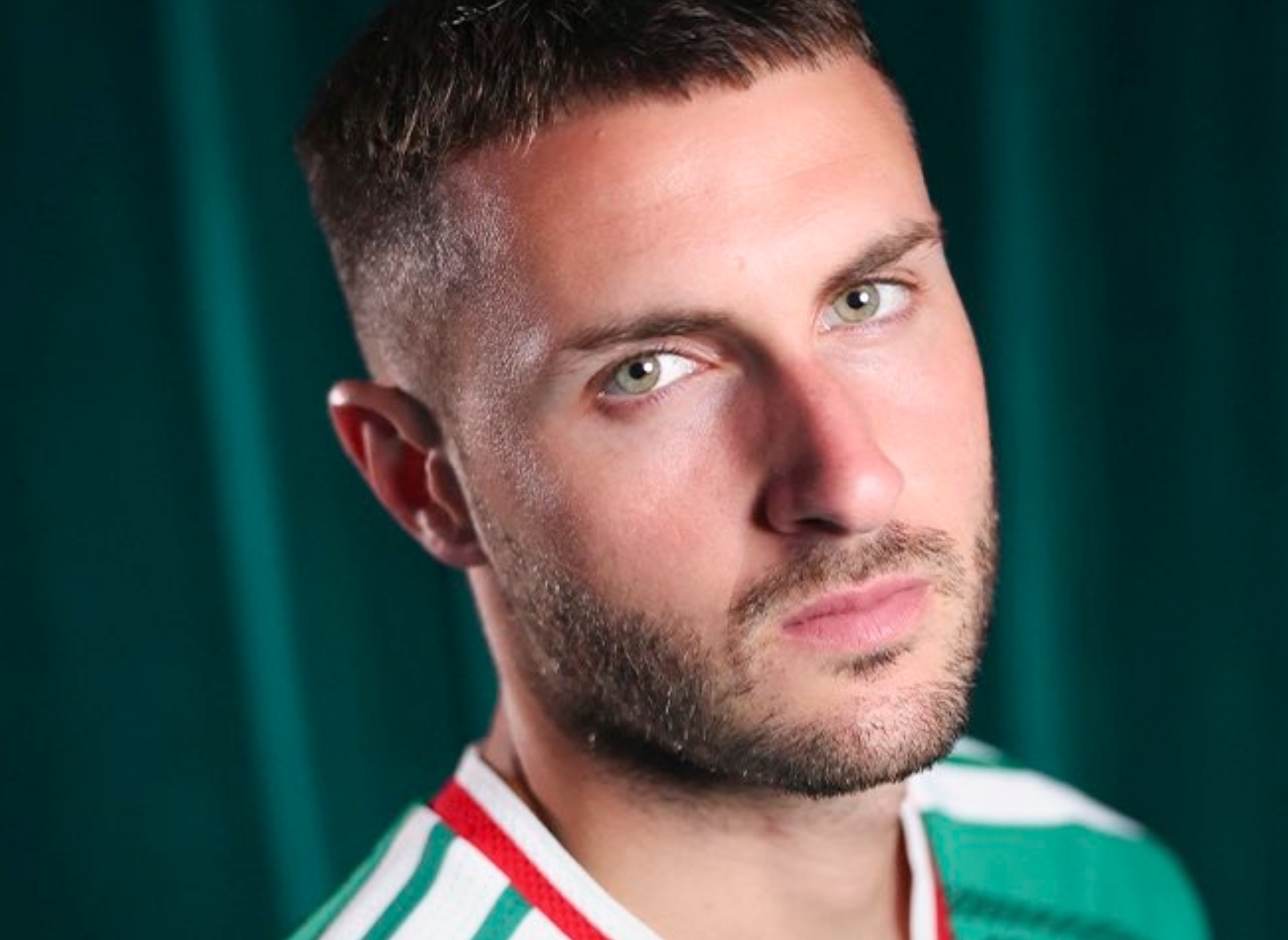 A person poses in a green athletic jersey with white stripes; text reads "Somos Pasiu00f3n, Somos Mu00e9xico."