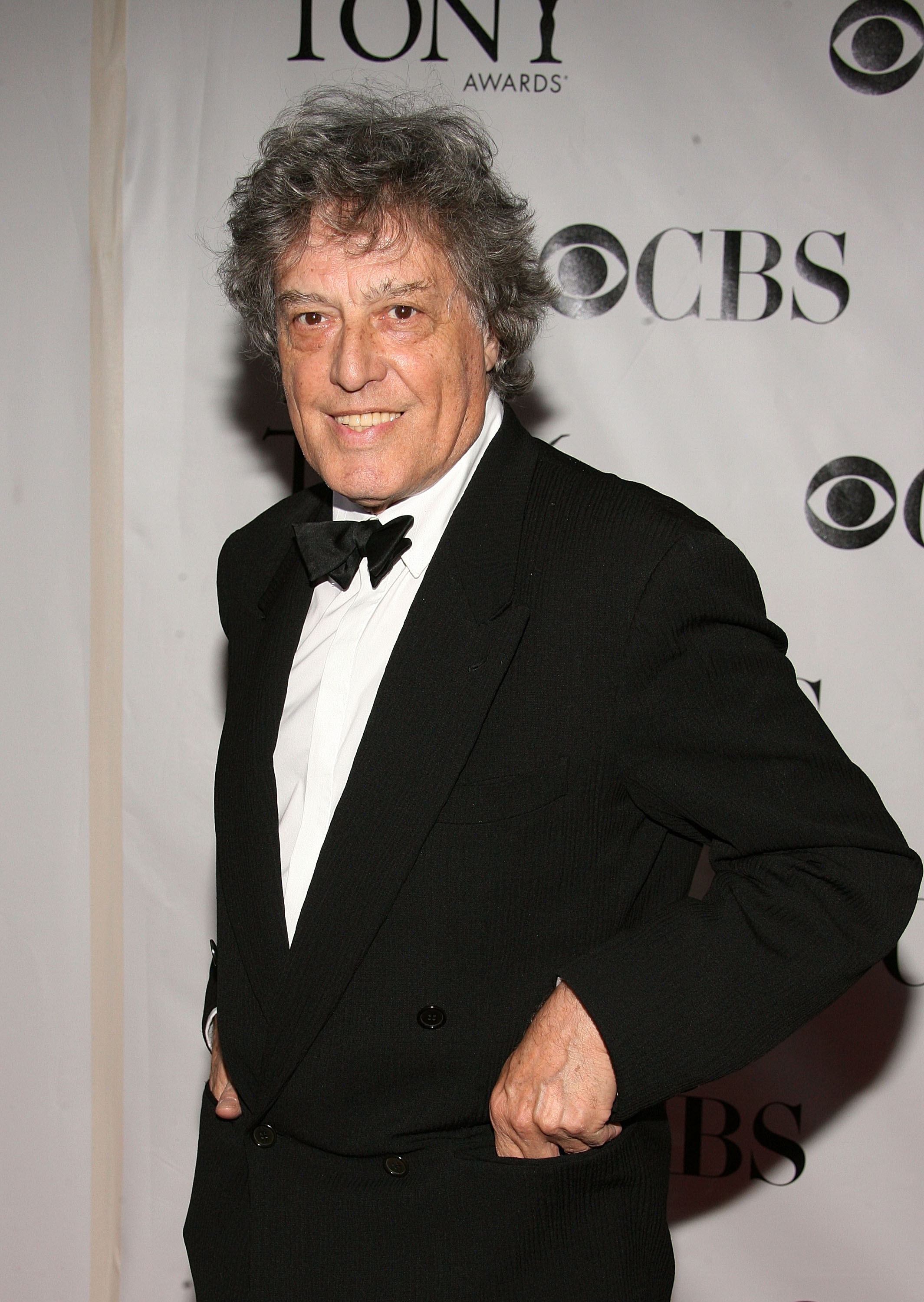 Person i smoking poserer på Tony Awards røde løper