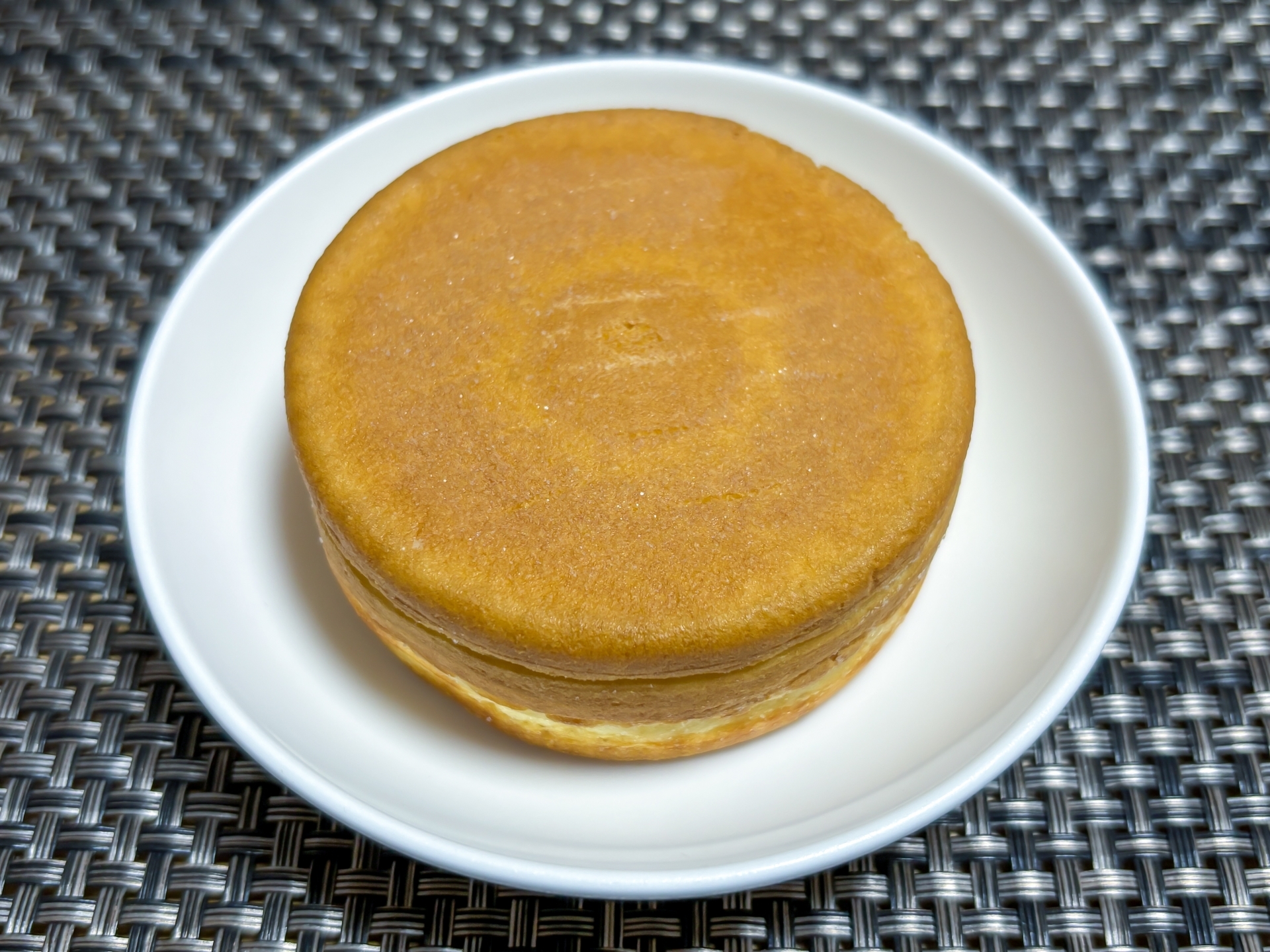 中に具材を入れて焼いた円形の厚焼き和菓子（写真ACより）