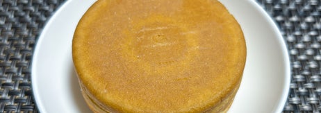 中に具材を入れて焼いた円形の厚焼き和菓子（写真ACより）