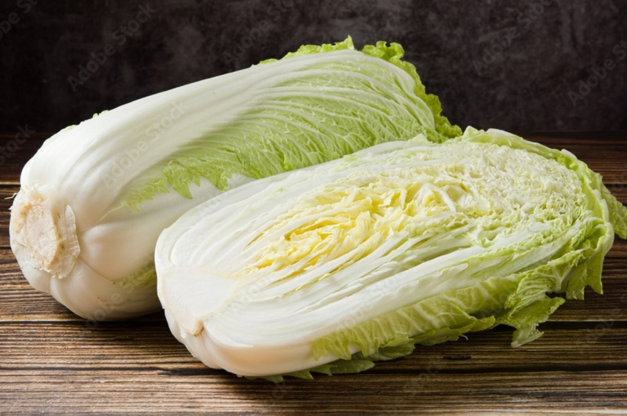 カットされた白菜が木製のテーブルに置かれている。