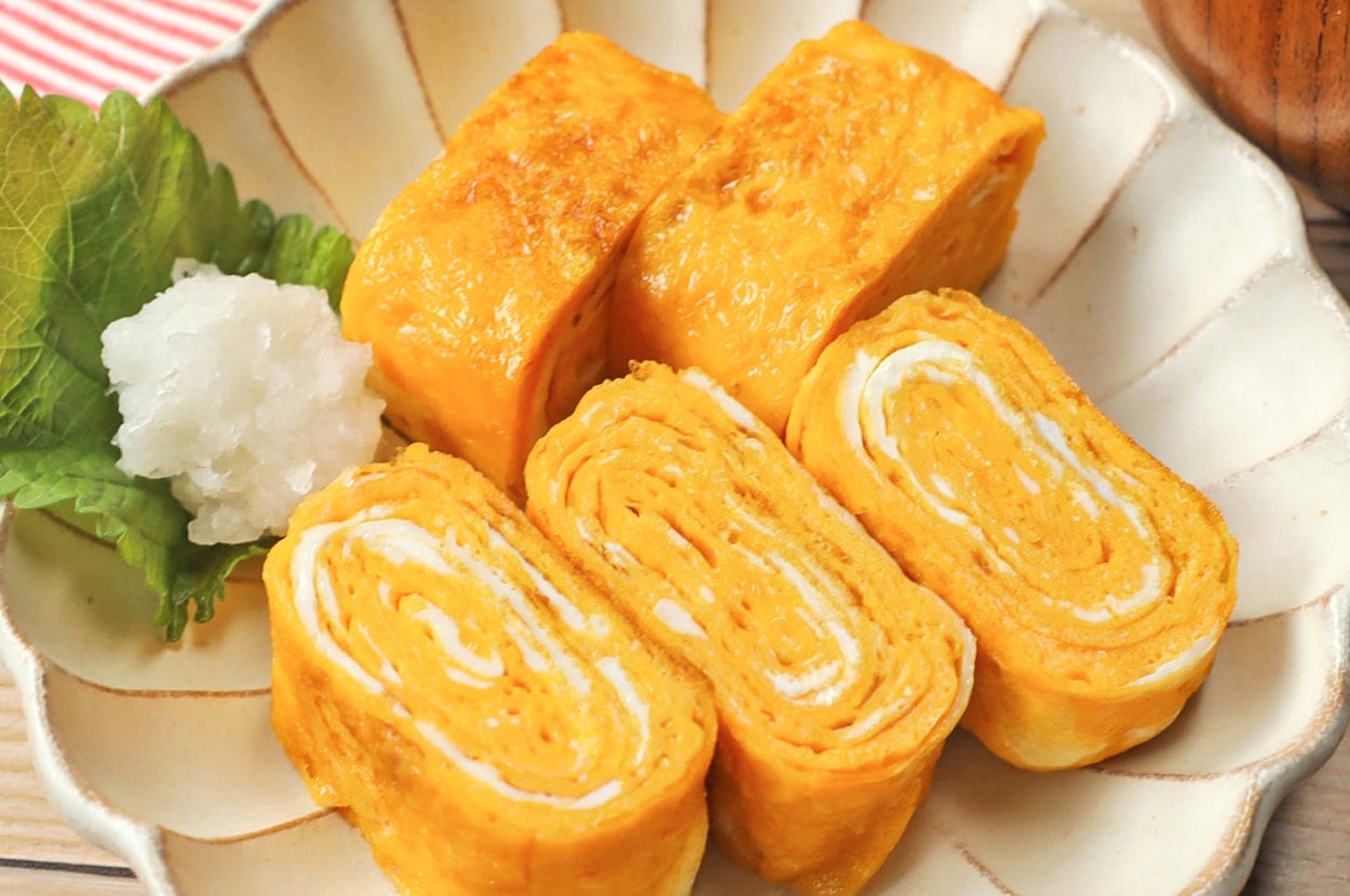 卵焼きが皿に盛られ、大根おろしと大葉が添えられています。