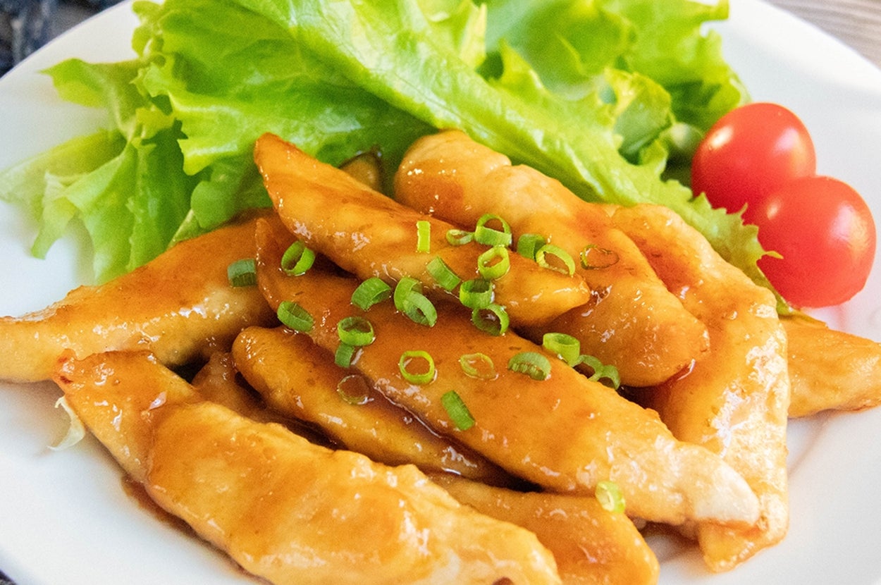 皿に乗ったささみのゆずコショウ焼き、レタスとミニトマト添え。