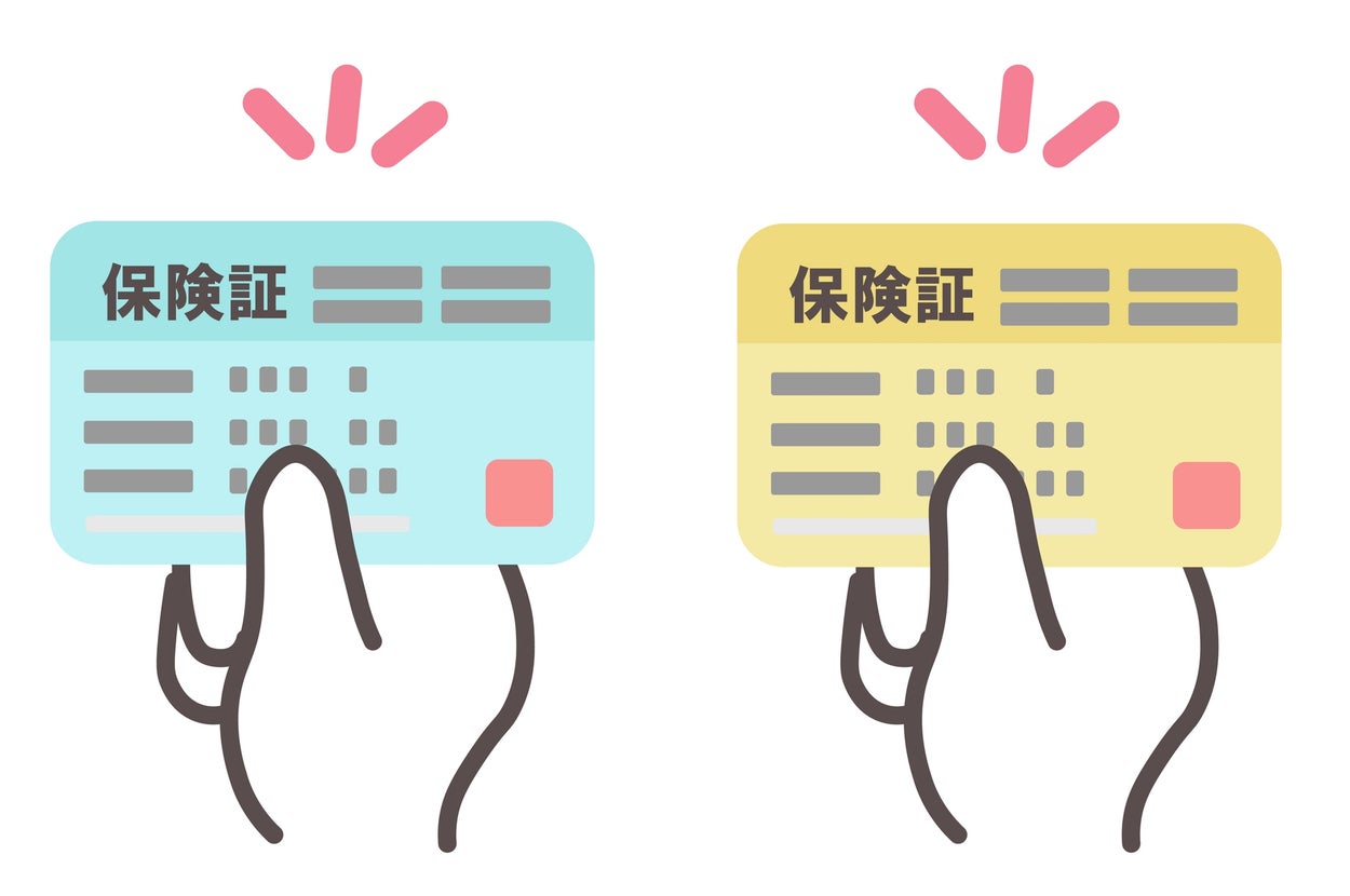 2枚の保険証を持つ手のイラスト。デザインが異なる2種類のカードが示されています。