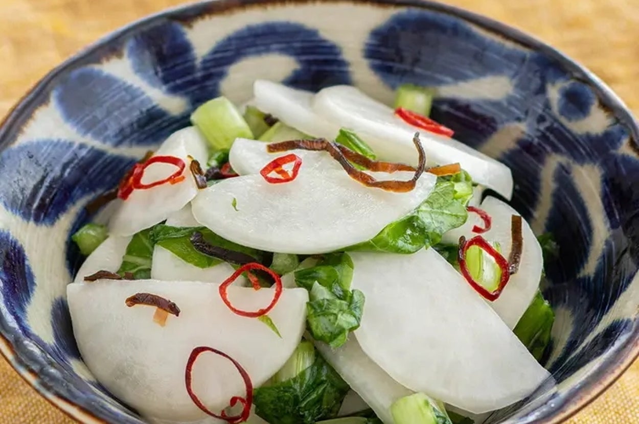 薄切りにしたかぶと塩昆布の浅漬けが器に盛られている。薄切り唐辛子がトッピング。