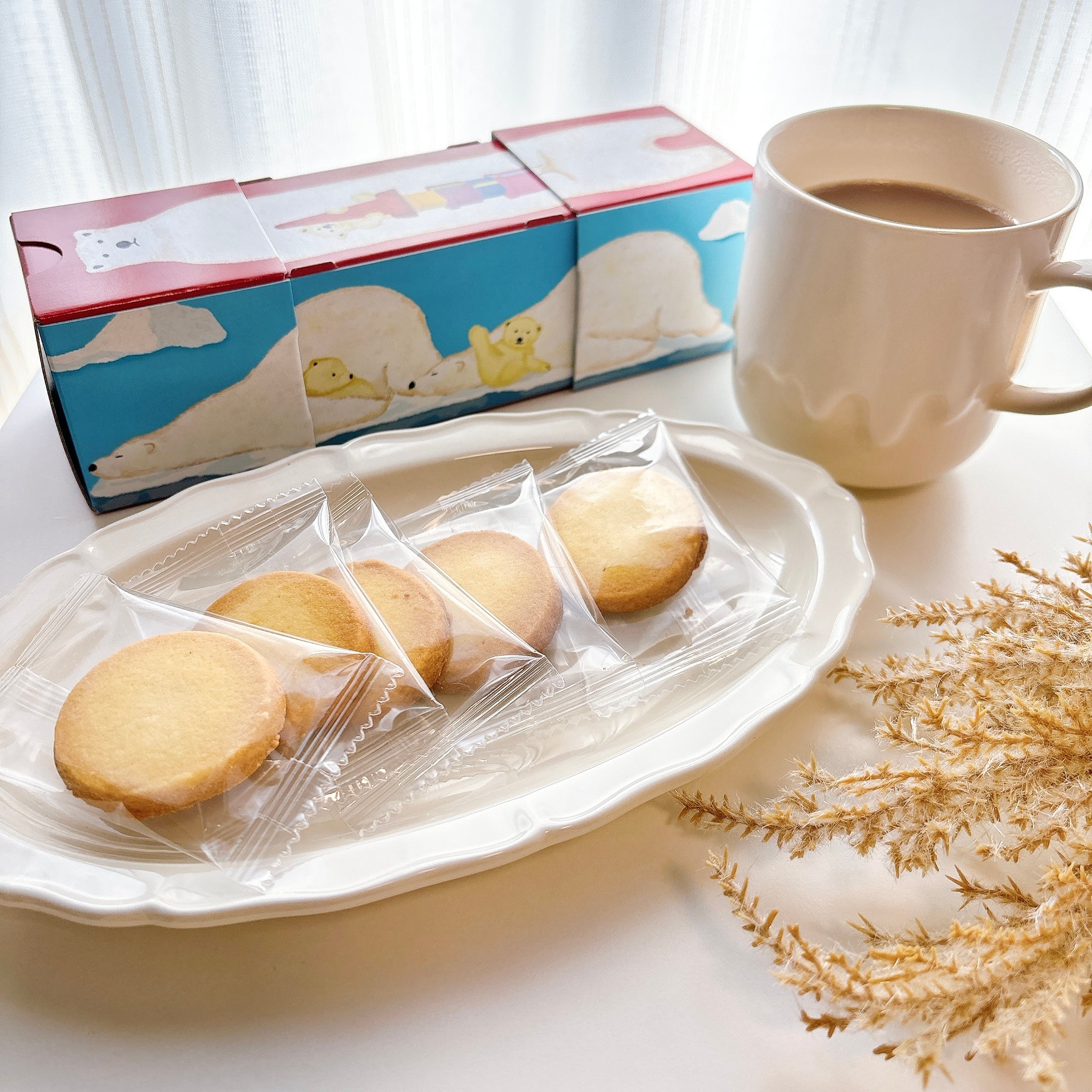 え、箱が伸びたんだけど…！カルディで見つけた「おもしろお菓子
