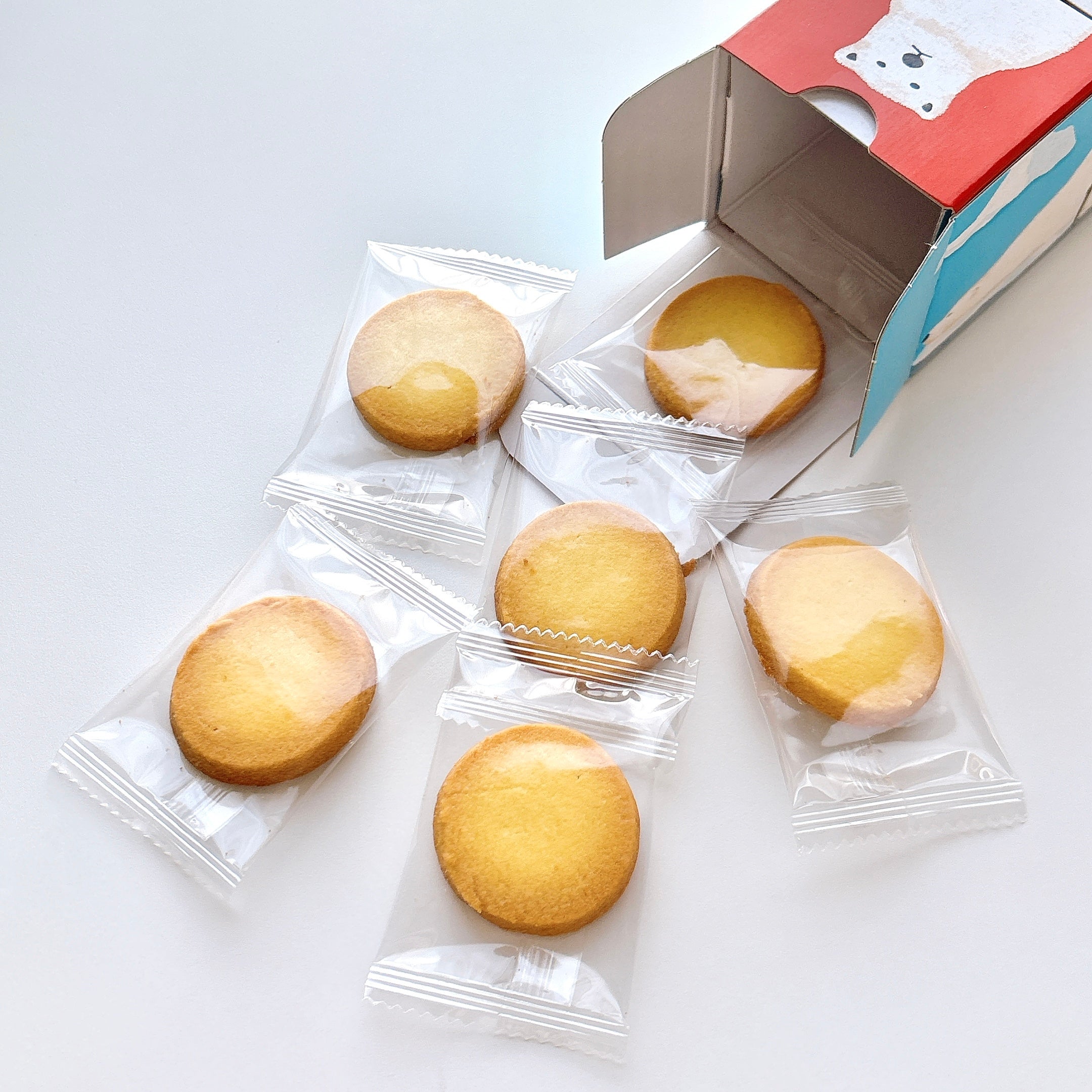え、箱が伸びたんだけど…！カルディで見つけた「おもしろお菓子