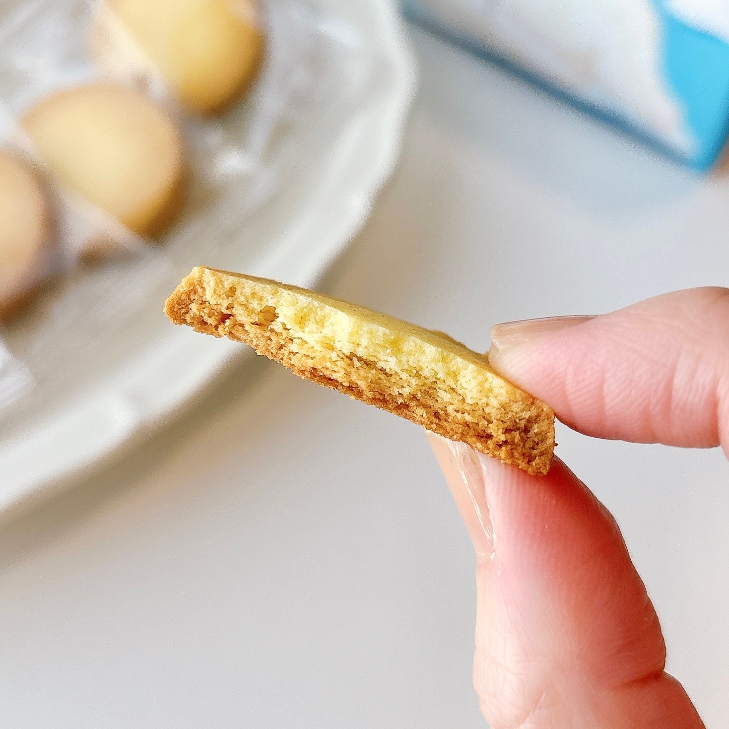 え、箱が伸びたんだけど…！カルディで見つけた「おもしろお菓子