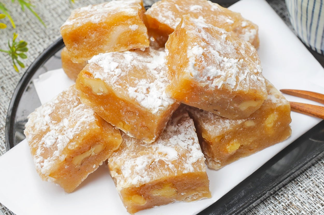 お皿に盛られた粉糖がかかった角切りのキャラメルフィッジ。食卓に彩りを添える。