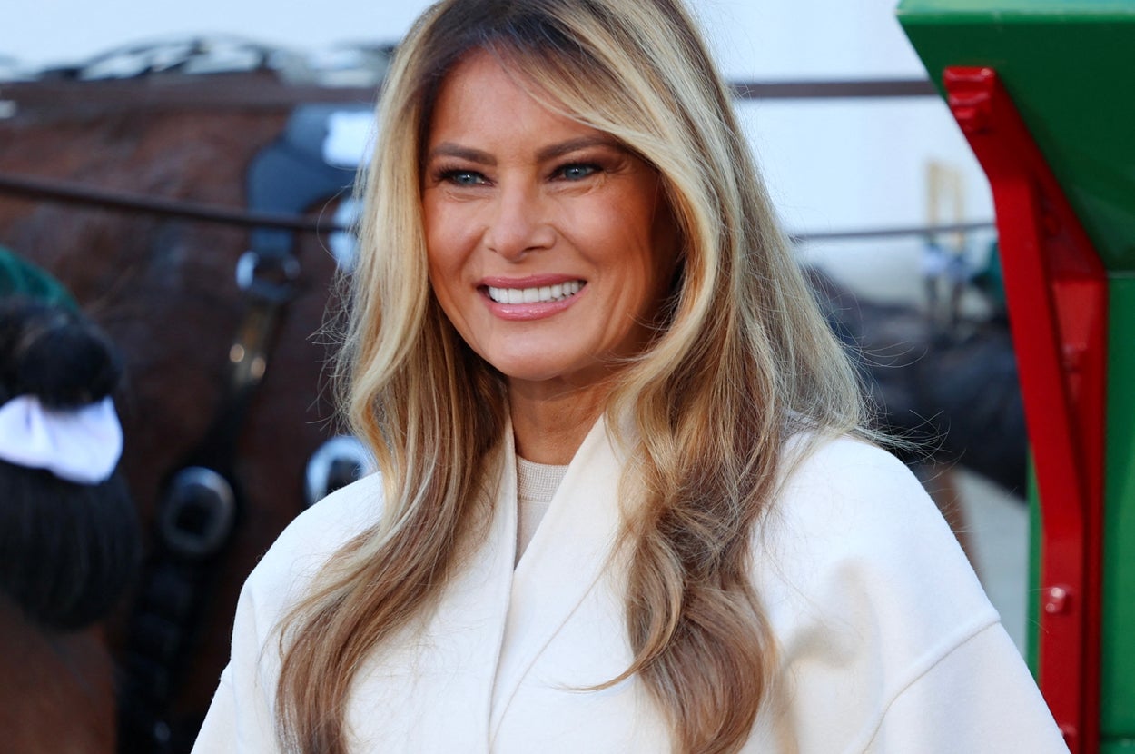 すみません、この画像にいる人物が誰かは分かりません。彼女は笑顔で、長い髪を持ち、屋外でリラックスした服装をしています。