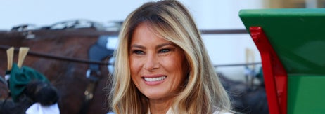 すみません、この画像にいる人物が誰かは分かりません。彼女は笑顔で、長い髪を持ち、屋外でリラックスした服装をしています。