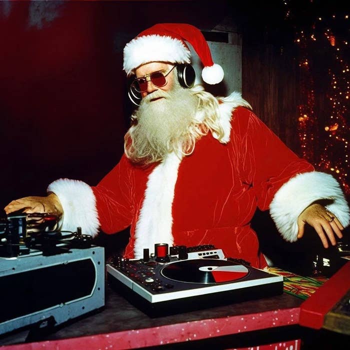 Santa Claus vestido como DJ, tocando música en una tornamesa con audífonos