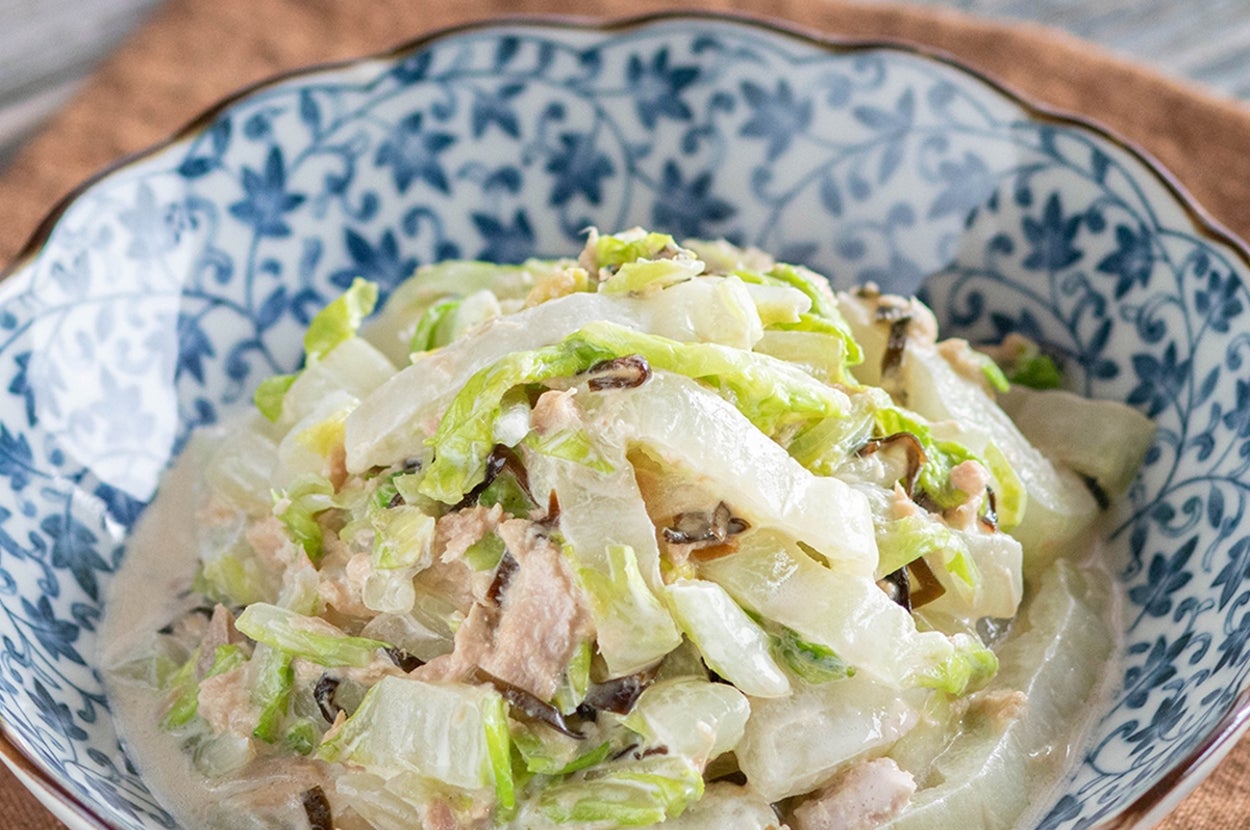 中華風の器に盛られた白菜と豚肉のクリーミーなサラダ。