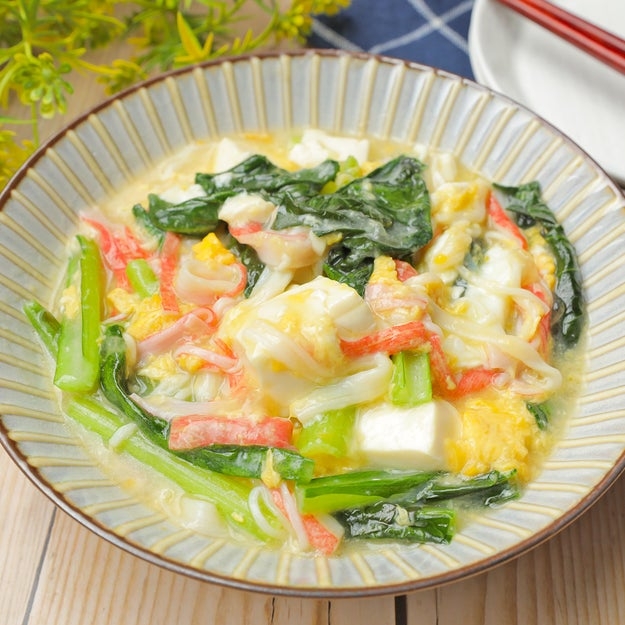 皿に盛られた野菜とカニ棒の入ったクリームシチュー。