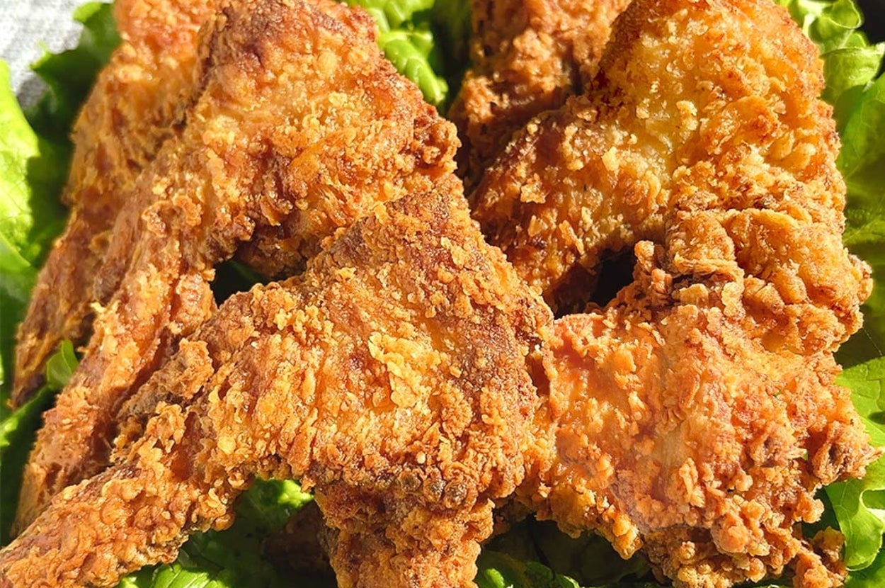 レタスの上に盛り付けられたカリカリのフライドチキン。