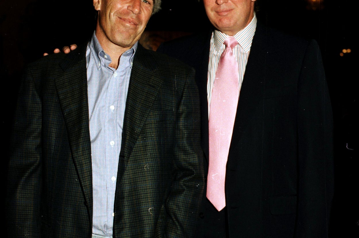 スーツを着た二人の男性がカメラに向かって笑顔でポーズ。