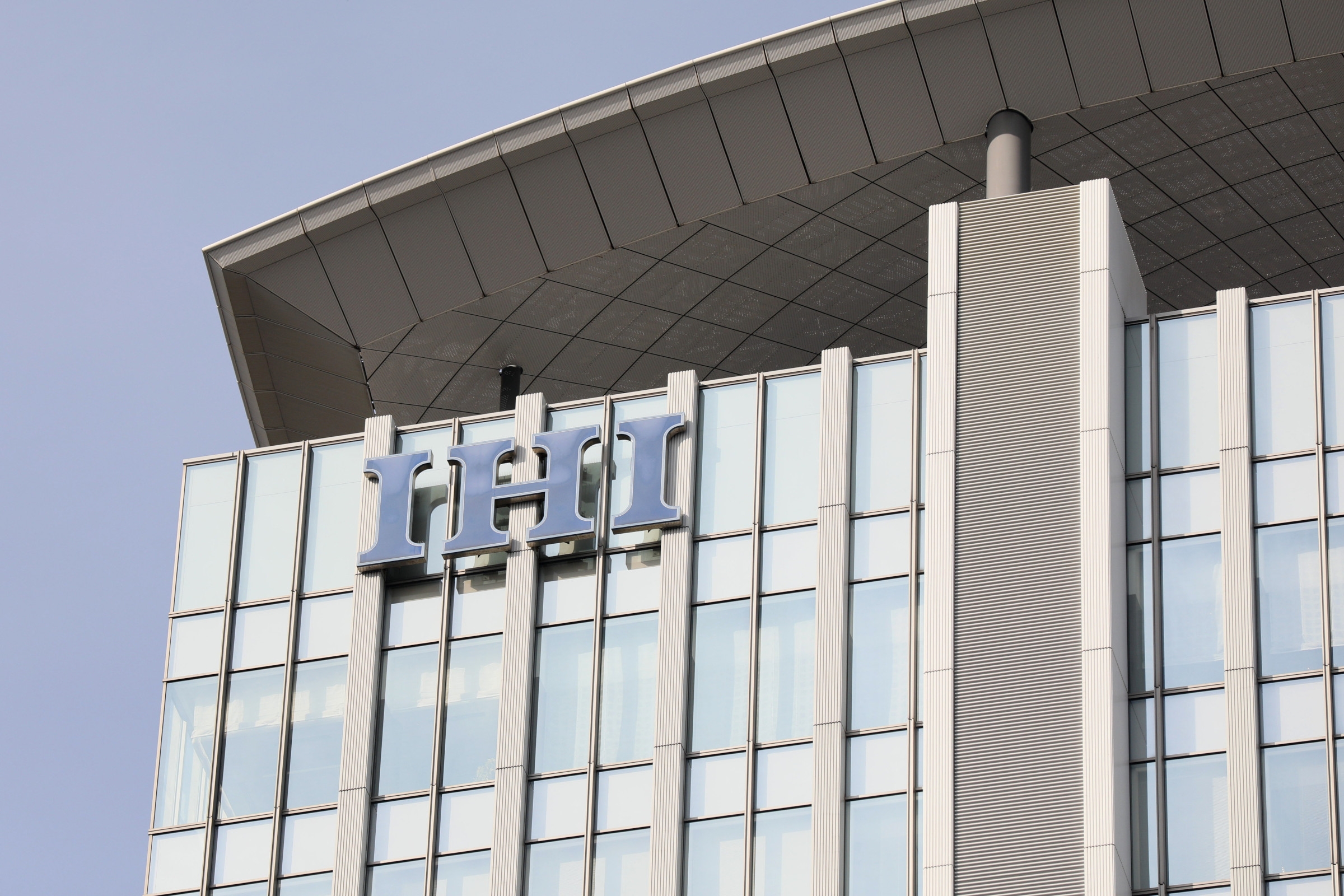 東京都江東区の「IHI」本社に掲げられたロゴマーク（2023年）時事