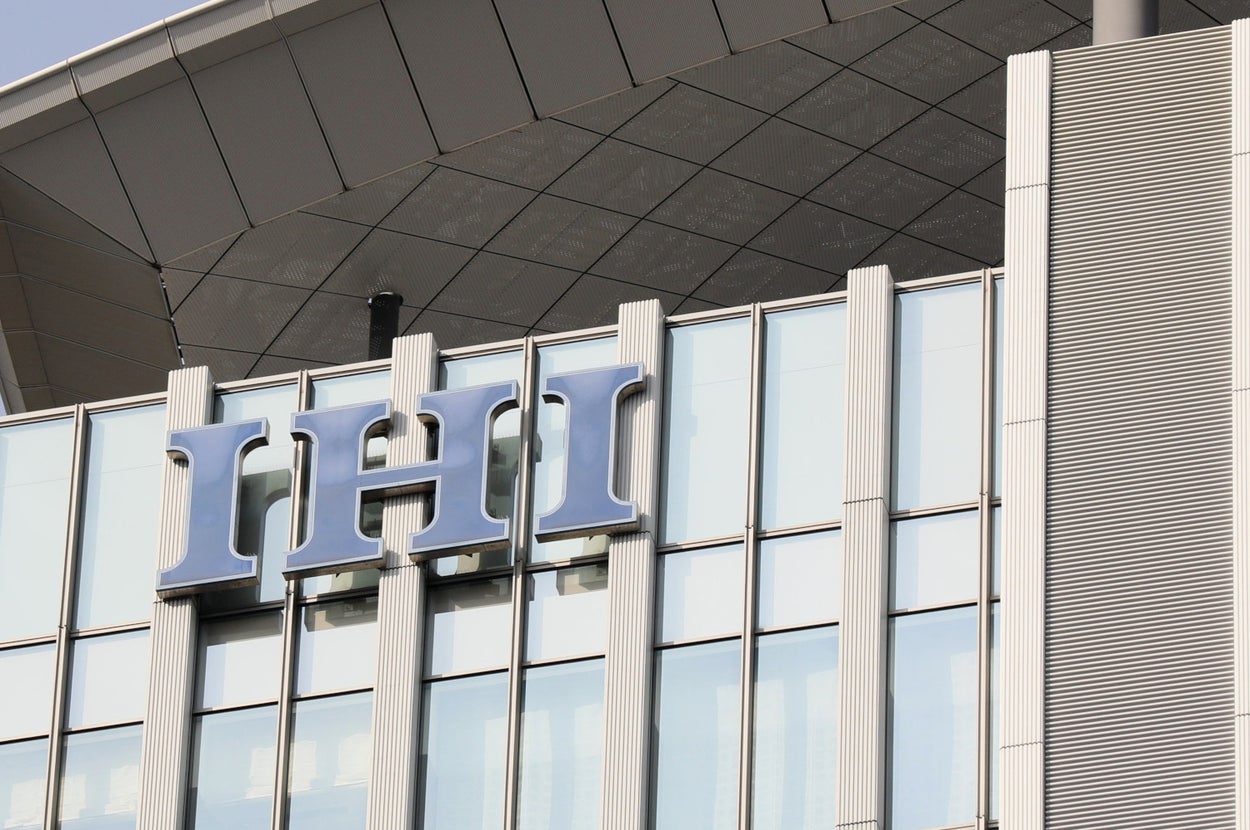 東京都江東区の「IHI」本社に掲げられたロゴマーク（2023年）時事