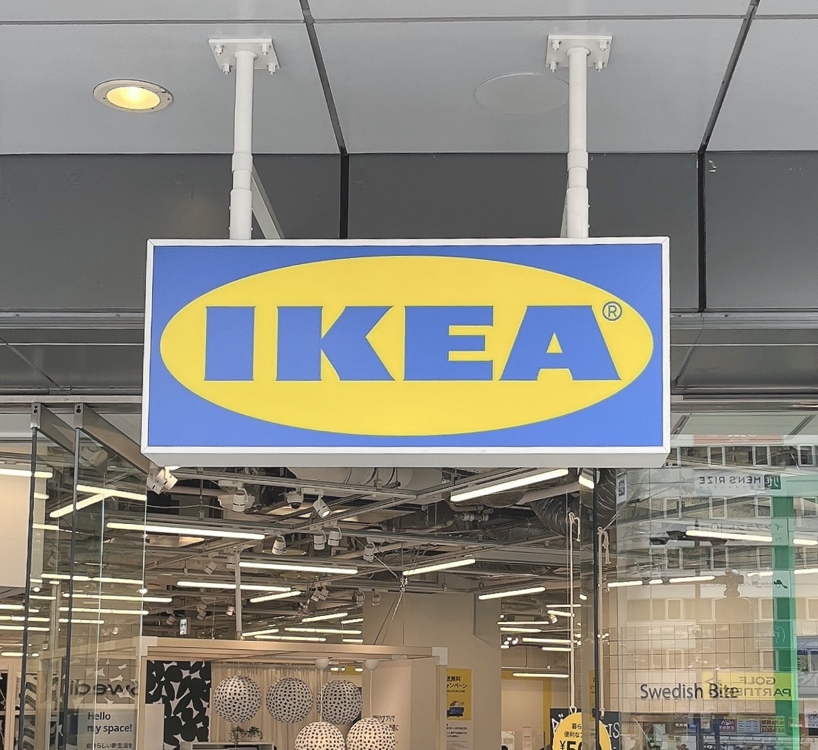 IKEAの店舗看板が店舗入口上部に掲示されています。