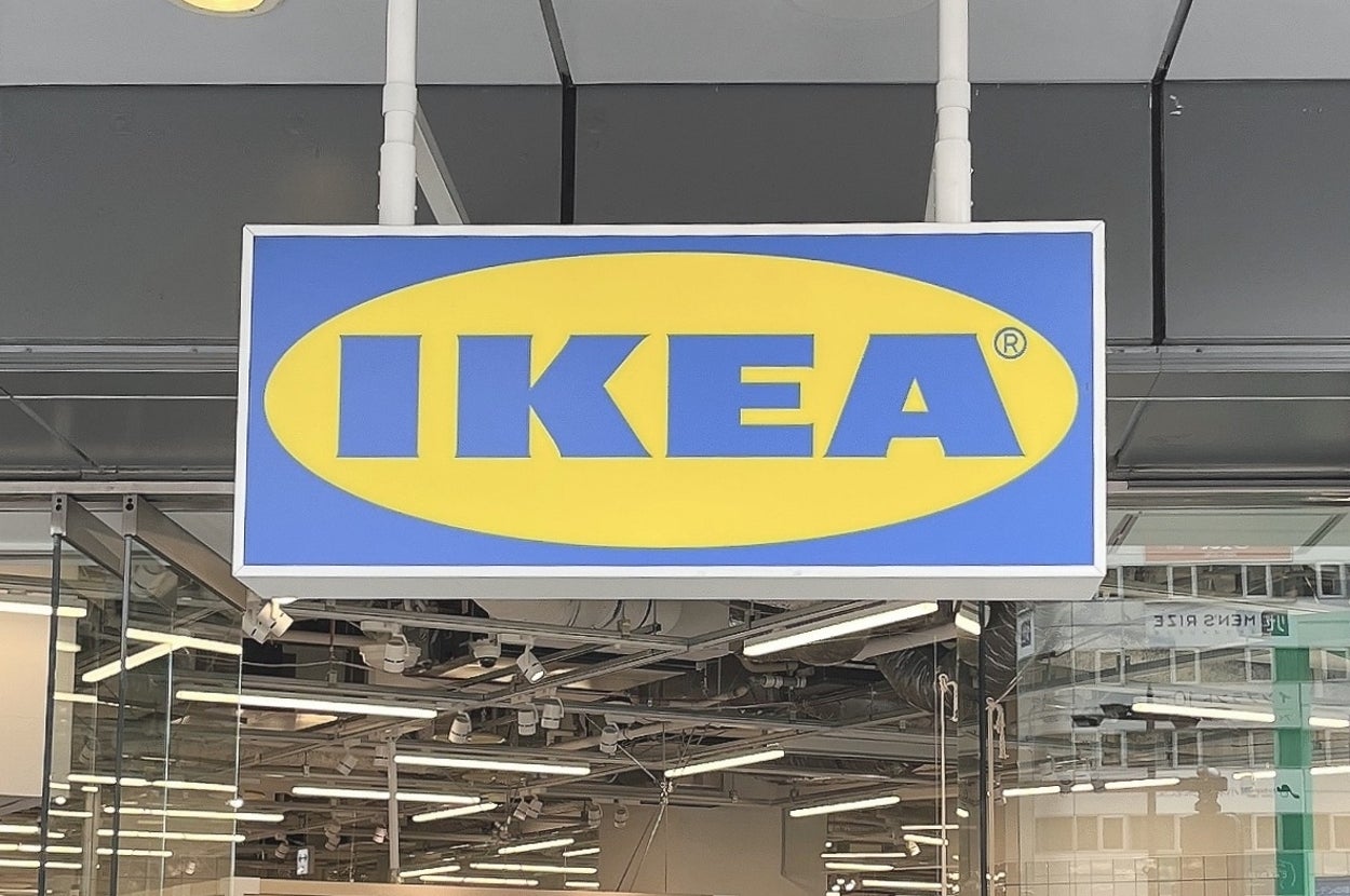 IKEAの店舗看板が店舗入口上部に掲示されています。