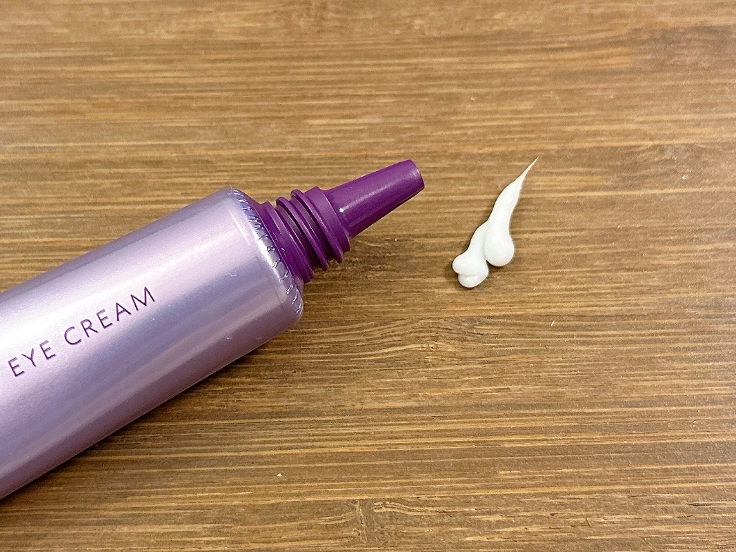 木製のテーブルに置かれたアイクリームのチューブと少量のクリーム。