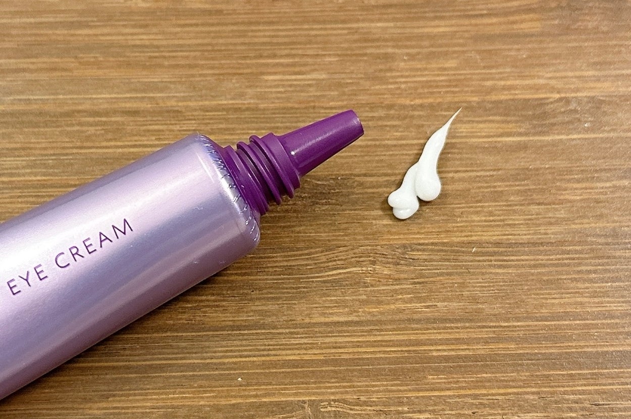 木製のテーブルに置かれたアイクリームのチューブと少量のクリーム。