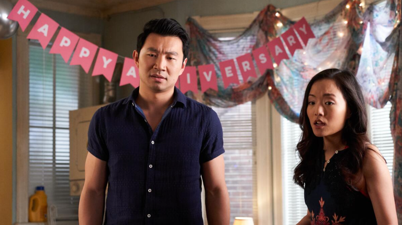 To personer ser bekymret på en fest med en 