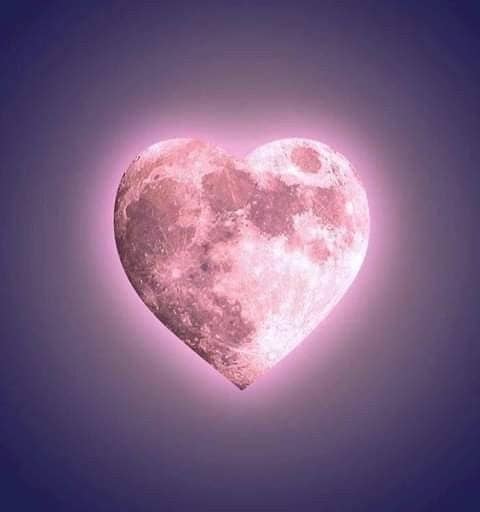 Ilustración de una luna en forma de corazón sobre un fondo oscuro