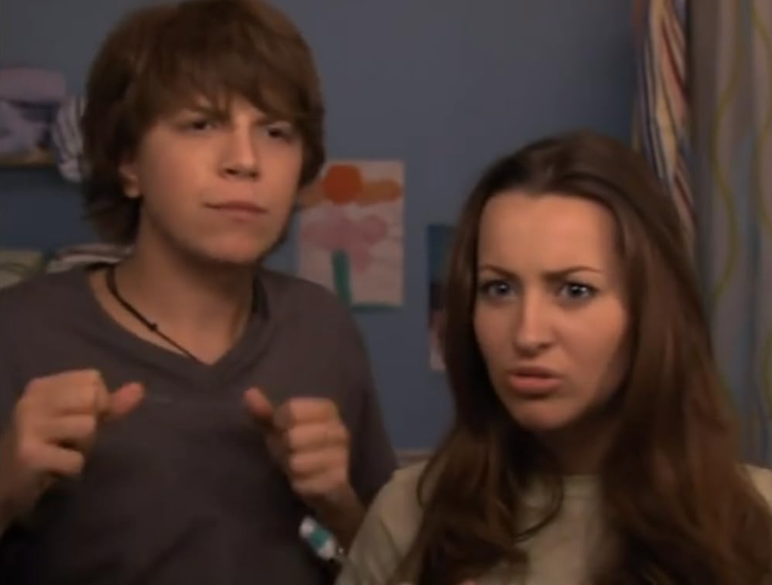 To tenåringer i et rom med forvirrede uttrykk, som ser ut til å være i en alvorlig samtale