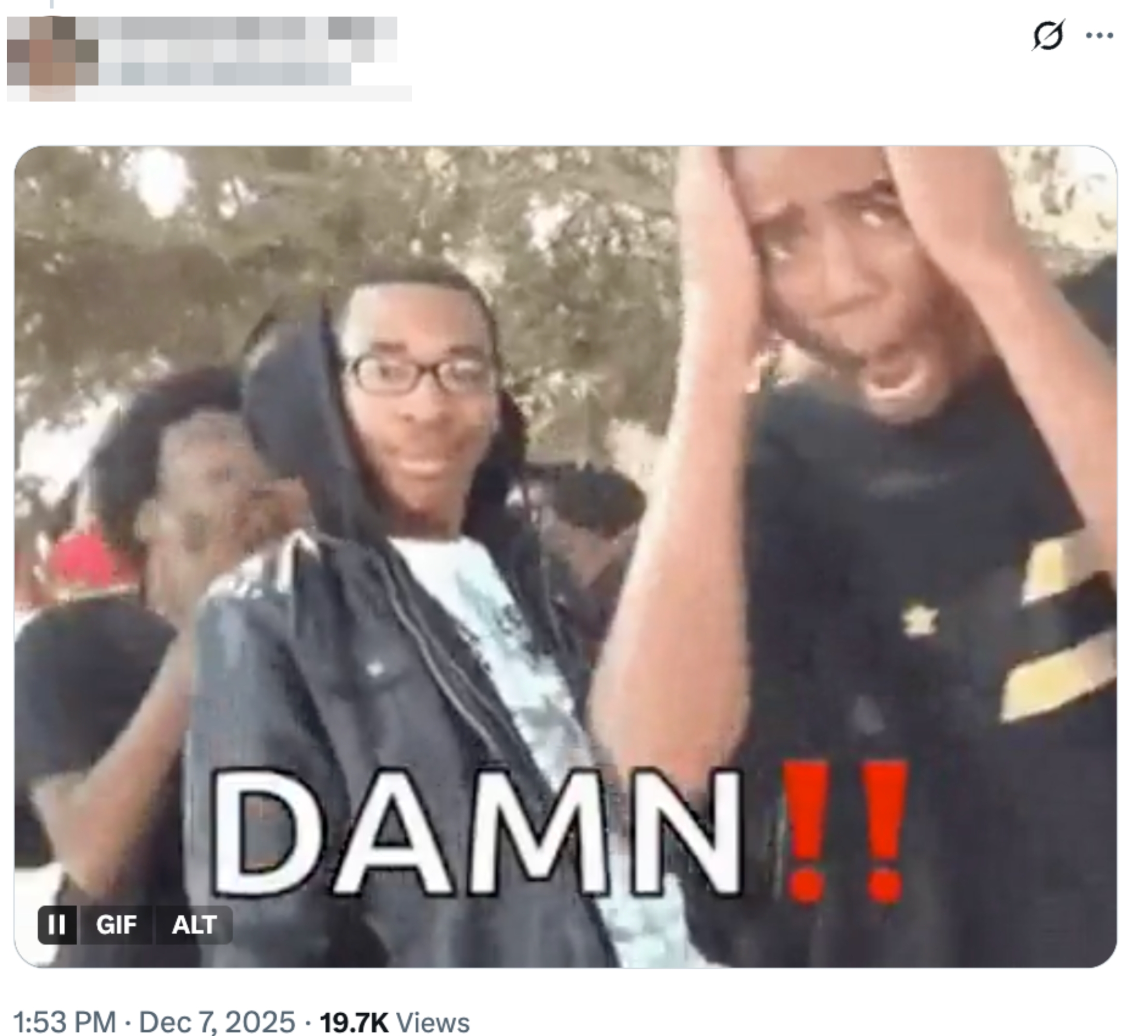 Tre personer reagerer med overraskelse og begeistring. Fet tekst nederst sier "DANN!!"