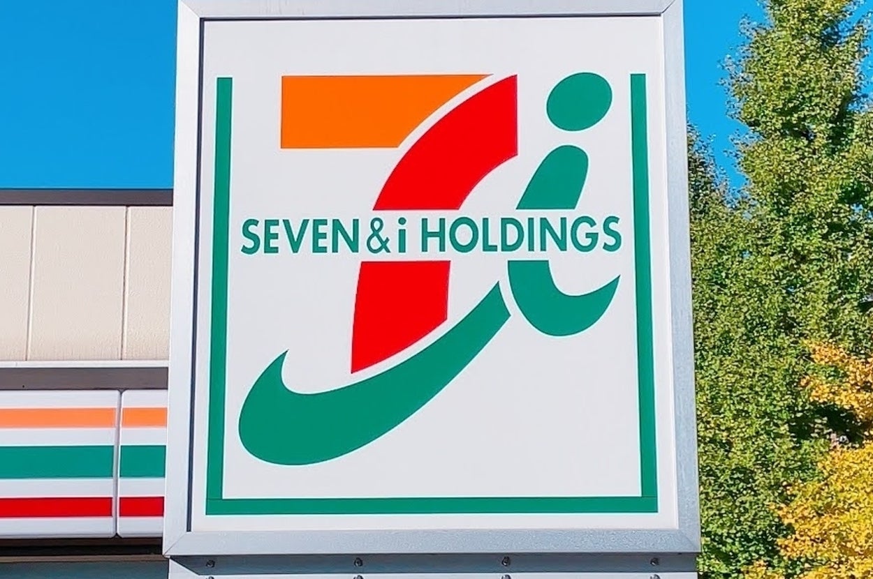 セブン&アイ・ホールディングスの看板。ロゴが際立つデザインで、店舗の広告記事に使用されます。