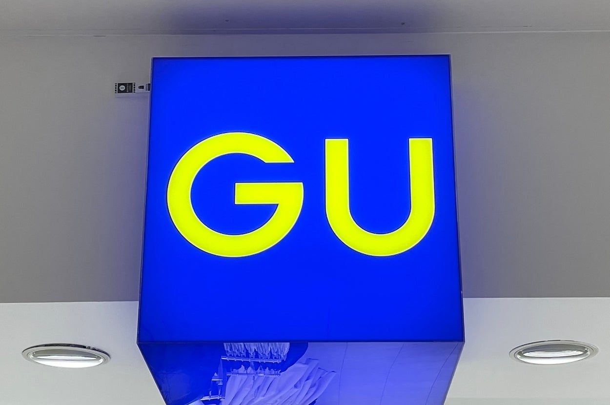 「GU」のロゴが表示された看板。