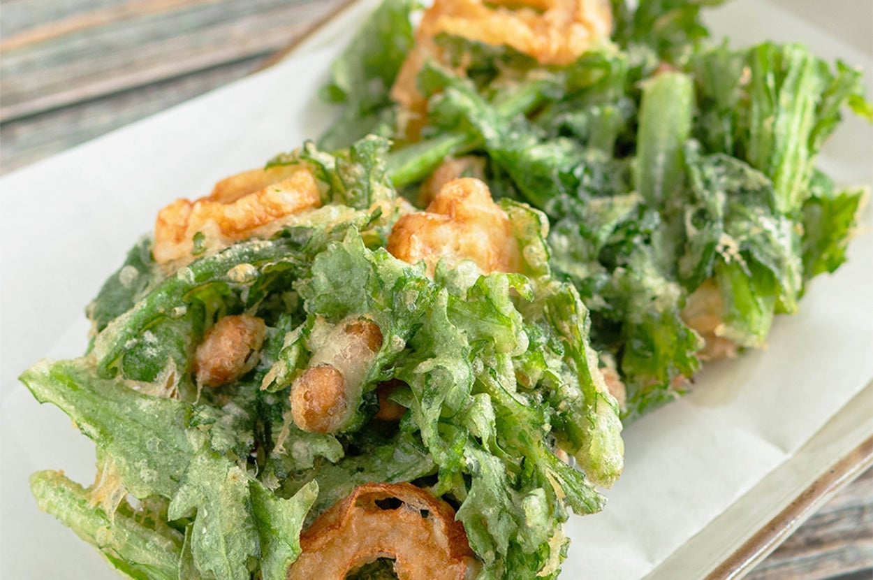 天ぷらの盛り合わせが紙の上に置かれています。