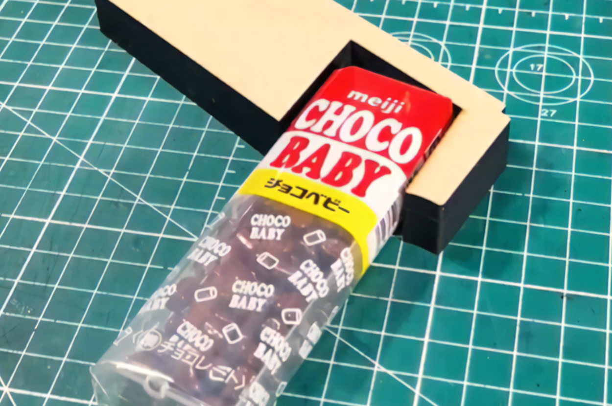 型紙に添えられるチョコベビー / 「Maju T works （マジュティワークス）」さんのXアカウント（@MajuWorks）より
