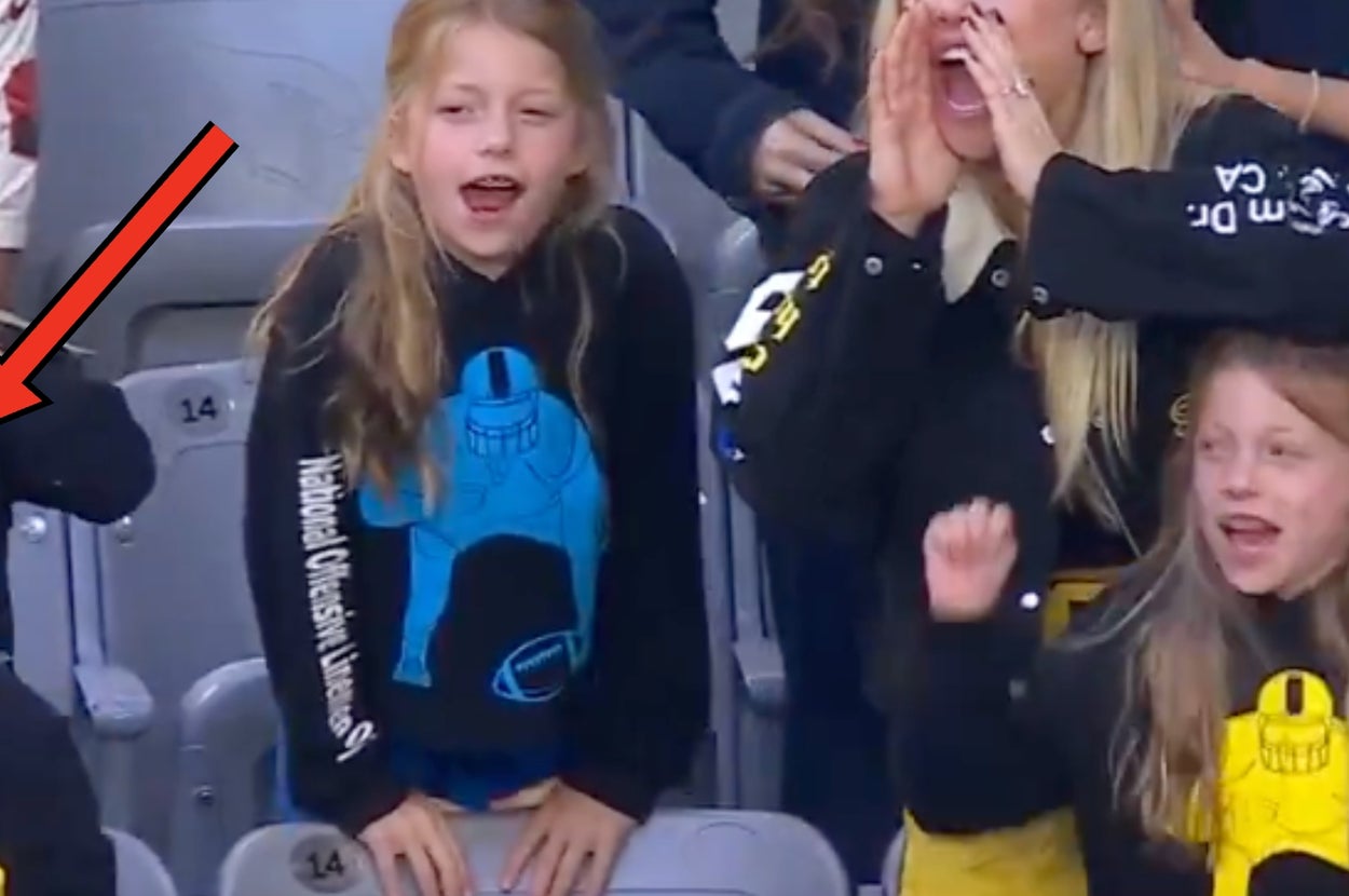 女の子がスポーツスタジアムで応援中、元気に声を上げている様子。