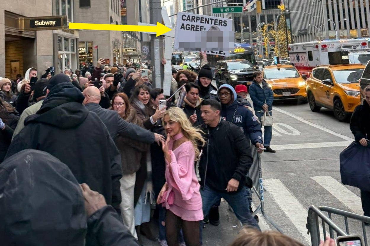 This Sabrina Carpenter Fan's Sign Is Going Viral After That Whole White House Incident