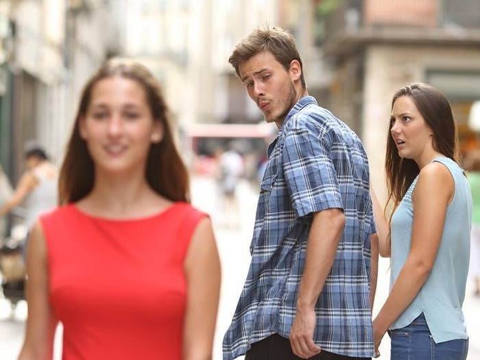 Hombre mirando a una mujer que pasa, mientras su pareja lo observa sorprendida