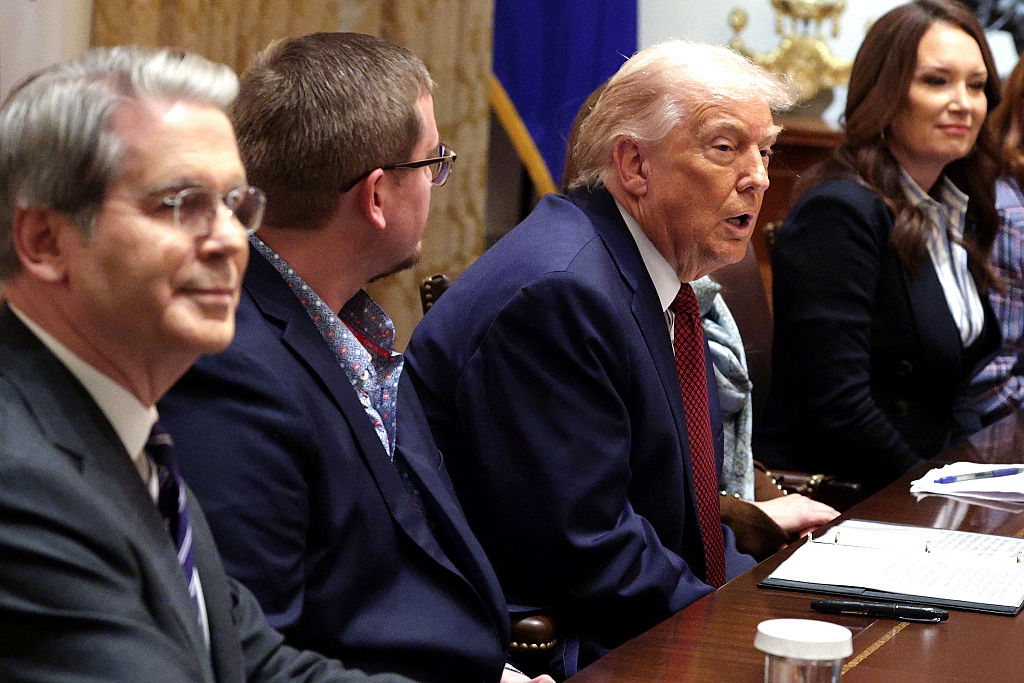 Donald Trump (C), sammen med finansminister Scott Bessent (L) og landbruksminister Brooke Rollins, deltar i en rundebordsdiskusjon med bønder i kabinettrommet i Det hvite hus