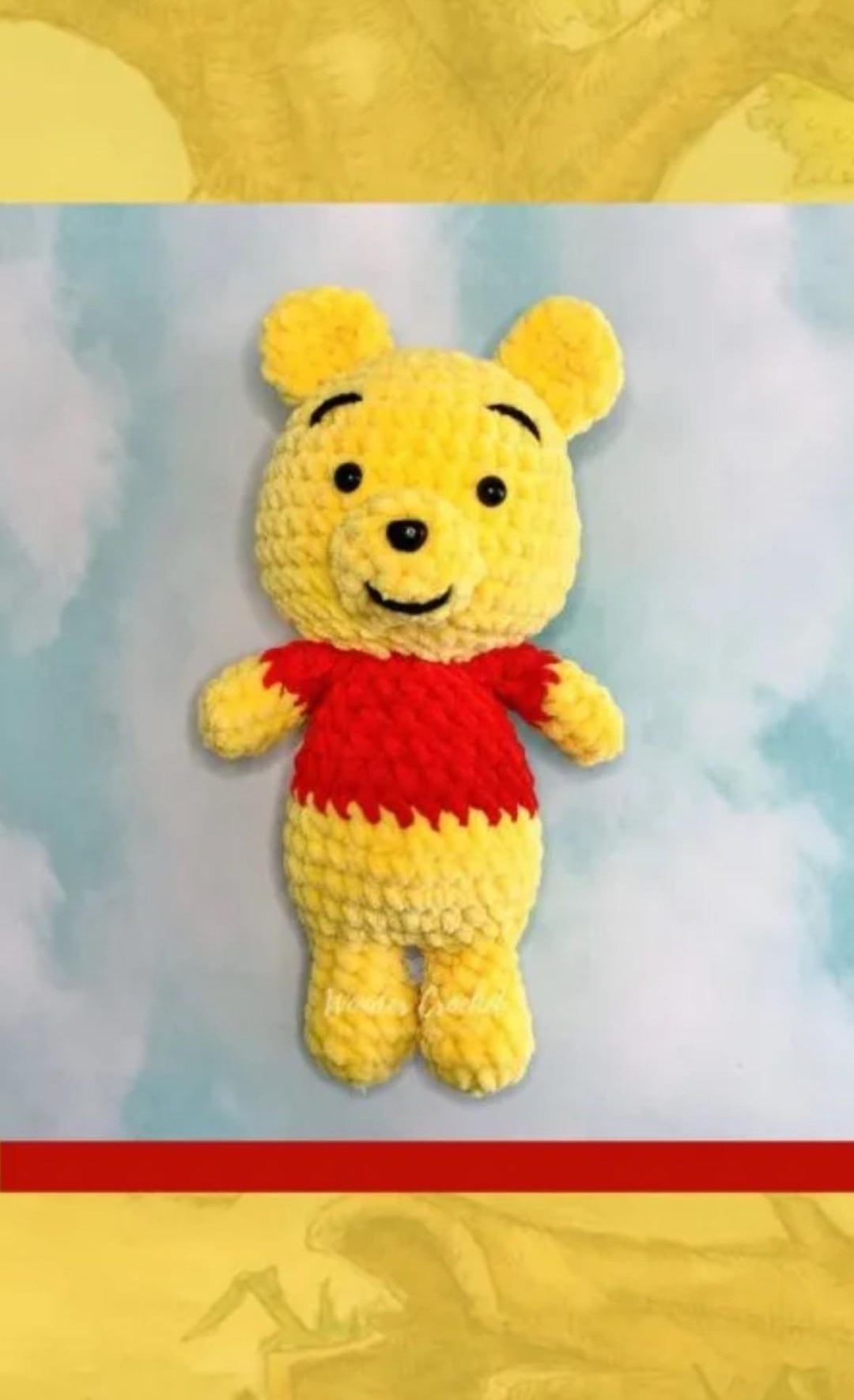 خرس بافتنی با پیراهن قرمز ای که از کاراکتر کارتونی مشهور الهام گرفته، بر روی پس‌زمینهٔ آبی و زرد نمایش داده شده