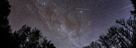 2023年12月に山梨県北杜市で観測された「ふたご座流星群」※写真は13日午後9時か14日午前0時までに撮影した6枚の流星の部分だけを合成（時事）