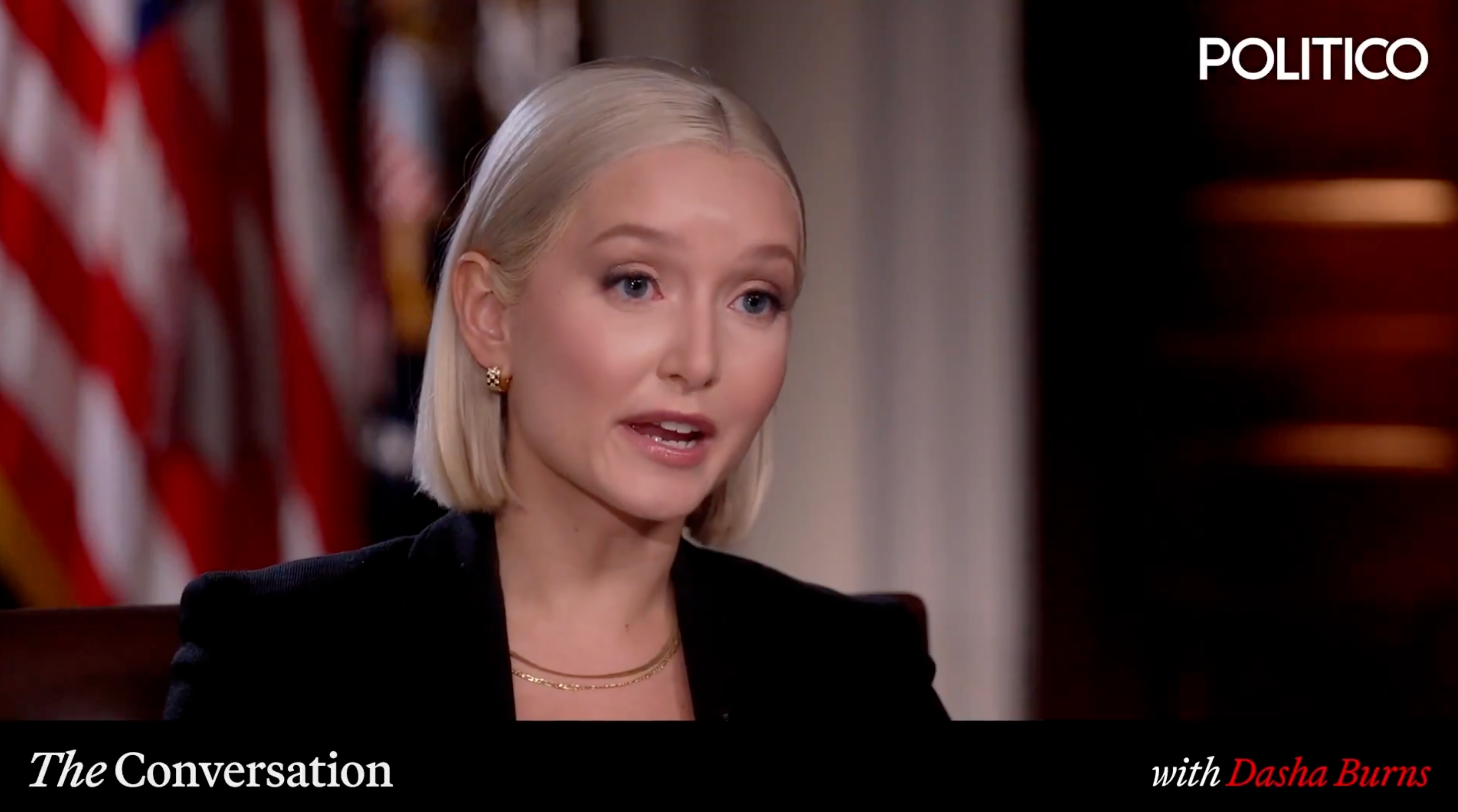 En person med kort blondt hår snakker under et intervju for POLITICOs 