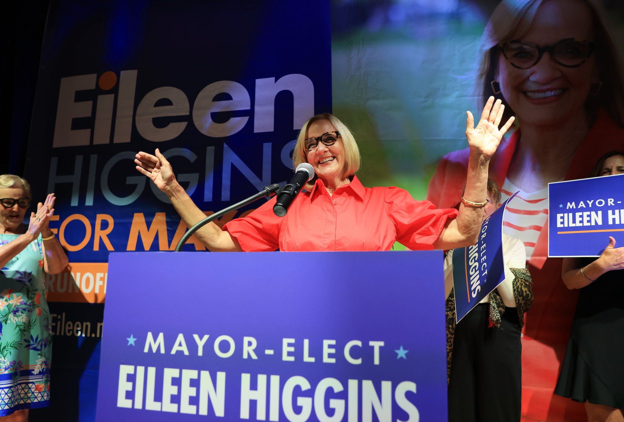 En kvinne står på et podium sammen med 