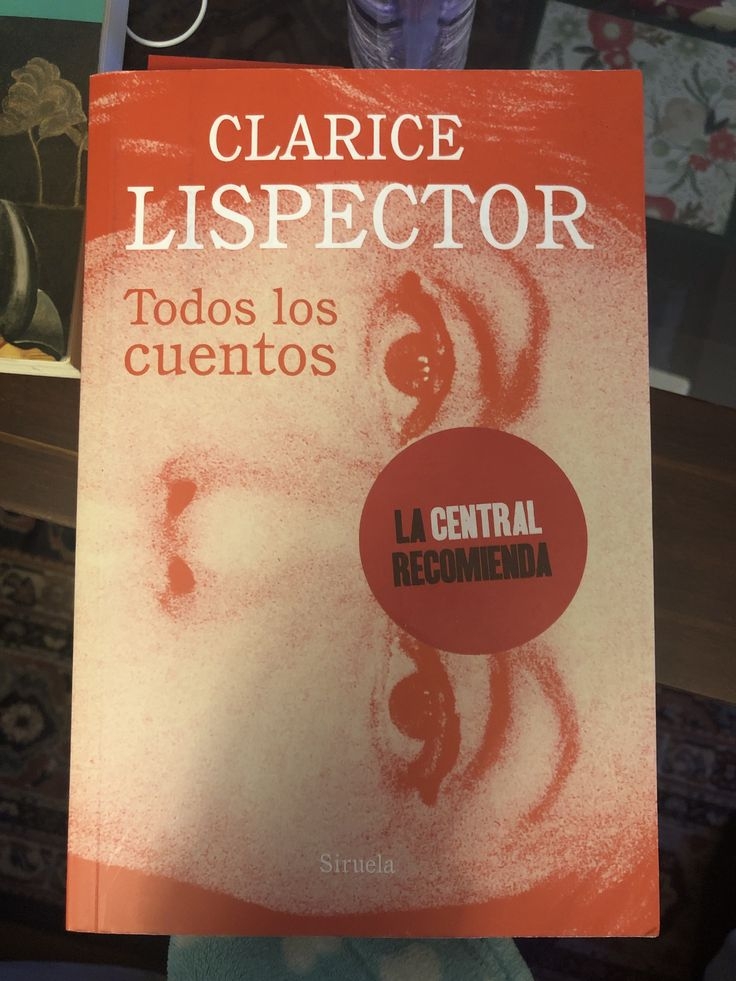 Portada del libro "Todos los cuentos" de Clarice Lispector con un diseño abstracto y un sello que dice "La Central recomienda"
